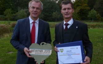 NRW-Umweltminister Johannes Remmel (re.) übergab Jan Lembach die Auszeichnung für den Landeswettbewerb Naturpark.2015.Nordrhein-Westfalen <span class="copy">&copy; Naturpark Nordeifel</span>