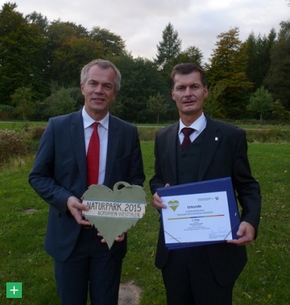 NRW-Umweltminister Johannes Remmel (re.) übergab Jan Lembach die Auszeichnung für den Landeswettbewerb Naturpark.2015.Nordrhein-Westfalen <span class="copy">&copy; Naturpark Nordeifel</span>