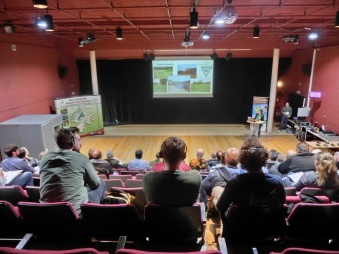 Natur- und Landschaftsschützer konnten sich in den Räumlichkeiten im Rahmen der zweiten Deutsch-Belgischen Naturpark-Akademie in Worriken/Bütgenbach sowohl informieren, als auch austauschen.