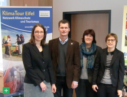 Naturerlebnis in der Eifel soll klimafreundlicher werden, das ist das Ziel des Naturpark-Projektes &quot;KlimaTour Eifel&quot;. V.l. Nadine Rathofer (Projektmitarbeiterin Naturpark Nordeifel), Jan Lembach (Geschäftsführer Naturpark Nordeifel) Rosa Hemmers (Synergie <span class="copy">&copy; Naturpark Nordeifel</span>