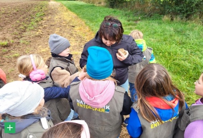 Naturpark-Entdecker auf dem Fossilienacker. <span class="copy">© Grundschule Wallersheim</span>