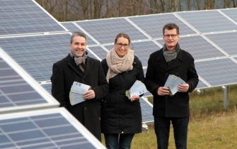 Naturpark-Geschäftsführer Jan Lembach und Projektmitarbeiterin Nadine Rathofer präsentieren die Energie Tour Eifel zusammen mit Markus Böhm Geschäftsführer Energie Nordeifel (von rechts) <span class="copy">&copy; Eifel Presse Agentur</span>