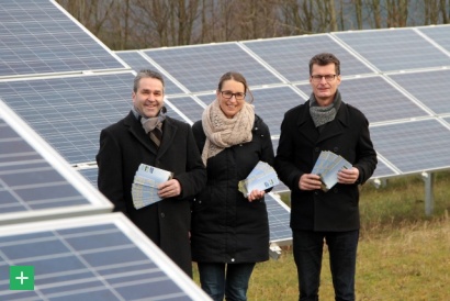 Naturpark-Geschäftsführer Jan Lembach und Projektmitarbeiterin Nadine Rathofer präsentieren die Energie Tour Eifel zusammen mit Markus Böhm Geschäftsführer Energie Nordeifel (von rechts) <span class="copy">&copy; Eifel Presse Agentur</span>