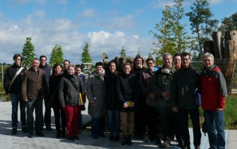 Naturparkleiter Harald Sauer (Naturpark Rheinland) und Jan Lembach (Naturpark Nordeifel) (v.re.) mit Projektpartnern und Unterstützern <span class="copy">&copy; Naturpark Nordeifel</span>