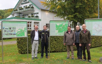 Neue Wandertafeln in Simonskall; v.l. Gotthard Kirch (Rureifel), Dominik Hosters (Naturpark Nordeifel), Bürgermeister Axel Buch, René Ronig (Verkehrsverein Vossenack-Simonskall) und Georg Dülks (Eifelverein OG Vosenack) <span class="copy">&copy; Rureifel-Tourismus e.V.</span>