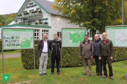 Neue Wandertafeln in Simonskall; v.l. Gotthard Kirch (Rureifel), Dominik Hosters (Naturpark Nordeifel), Bürgermeister Axel Buch, René Ronig (Verkehrsverein Vossenack-Simonskall) und Georg Dülks (Eifelverein OG Vosenack) <span class="copy">&copy; Rureifel-Tourismus e.V.</span>