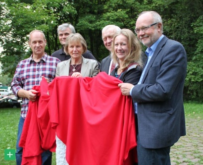 Pressetermin zur Eröffnung des Mußepfads; v.l.: Hr. Teuschler (CUBE Werbung), Hr. Reh (Eifel Tourimus), Fr. Weinandy (Stadtbürgermeisterin), Hr. Söhngen (Verbandsbürgermeister), Fr. Stollenwerk (NP Nordeifel), Hr. Sternitzke (Tourist-Inform. Prümer Land) <span class="copy">&copy; Eifel Tourismus GmbH</span>