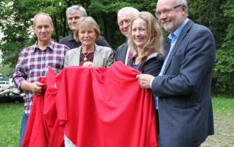 Pressetermin zur Eröffnung des Mußepfads; v.l.: Hr. Teuschler (CUBE Werbung), Hr. Reh (Eifel Tourimus), Fr. Weinandy (Stadtbürgermeisterin), Hr. Söhngen (Verbandsbürgermeister), Fr. Stollenwerk (NP Nordeifel), Hr. Sternitzke (Tourist-Inform. Prümer Land) <span class="copy">&copy; Eifel Tourismus GmbH</span>