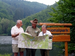 Ranger und Touristen im Nationalpark Eifel