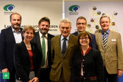 Roland Schöttle (Geschäftsführer NP Südschwarzwald), Landrätin Marion Dammann, Reinhold Pix (MdL), Dr. Michael Arndt (Präsident VDN), Bürgermeister Reinhard Feser, Ministerialdirektorin Grit Puchan (MLR), Ulrich Köster (Geschäftsführer VDN) <span class="copy">&copy; Verband Deutscher Naturparke (VDN)</span>