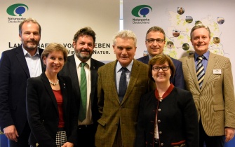Roland Schöttle (Geschäftsführer NP Südschwarzwald), Landrätin Marion Dammann, Reinhold Pix (MdL), Dr. Michael Arndt (Präsident VDN), Bürgermeister Reinhard Feser, Ministerialdirektorin Grit Puchan (MLR), Ulrich Köster (Geschäftsführer VDN) <span class="copy">&copy; Verband Deutscher Naturparke (VDN)</span>