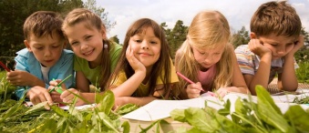 Schulkinder in der Natur