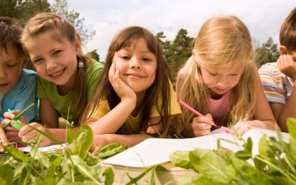 Schulkinder in der Natur <span class="copy">&copy; pressmaster - Fotolia.com</span>