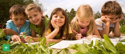 Schulkinder in der Natur <span class="copy">&copy; pressmaster - Fotolia.com</span>