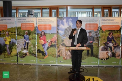 Staatssekretär Michael Hauer präsentiert die neue Wanderausstellung der Nationalen Naturlandschaften in Rheinland-Pfalz <span class="copy">&copy; MKUEM</span>