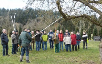 Teilnehmer eines Schnittkurses beim Sanierungsschnitt eines Obstbaumes. <span class="copy">&copy; Naturpark Nordeifel</span>