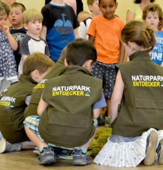 Top ausgerüstet als Naturpark-Entdecker sangen die Kita-Kinder im Rahmen der Zertifikatsübergabe allen Gästen das Entdecker-Lied vor.