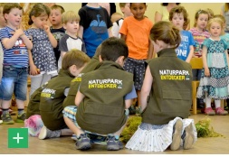 Top ausgerüstet als Naturpark-Entdecker sangen die Kita-Kinder im Rahmen der Zertifikatsübergabe allen Gästen das Entdecker-Lied vor. <span class="copy">&copy; VGV Prüm</span>