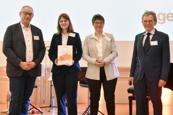 Überreichung des LeLa-Preises in der Rubrik "Innovatives Schülerforschungszentrum" an Astrid Gierten und Michaela Ostermann vom Team des SFZ Prümer Land durch Dr. Thomas Wendt (experimenta Heilbronn) und Dr. Andreas Kratzer (TU München)