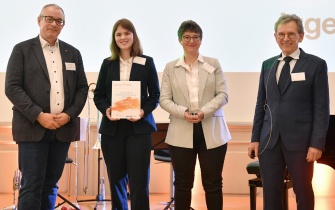 Überreichung des LeLa-Preises in der Rubrik &quot;Innovatives Schülerforschungszentrum&quot; an Astrid Gierten und Michaela Ostermann vom Team des SFZ Prümer Land durch Dr. Thomas Wendt (experimenta Heilbronn) und Dr. Andreas Kratzer (TU München) <span class="copy">&copy; LernortLabor - Bundesverband der Schülerlabore e.V.</span>