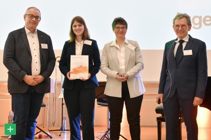 Überreichung des LeLa-Preises in der Rubrik &quot;Innovatives Schülerforschungszentrum&quot; an Astrid Gierten und Michaela Ostermann vom Team des SFZ Prümer Land durch Dr. Thomas Wendt (experimenta Heilbronn) und Dr. Andreas Kratzer (TU München) <span class="copy">&copy; LernortLabor - Bundesverband der Schülerlabore e.V.</span>