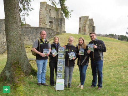 Uli Klinkhammer, Anne Stollenwerk, Silke Schwarz, Esmeralda Wirtz und Dominik Hosters präsentieren die von Grund auf erneuerte Broschüre. <span class="copy">&copy; Naturpark Nordeifel e.V.</span>