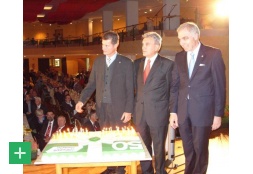 Vom Verband Deutscher Naturparke (VDN) gab es eine Geburtstagstorte. v. l. Naturpark-Geschäftsführer Jan Lembach, Dr. Michael Arndt (Präsident der Deutschen Naturparke) und Günter Schumacher (Vorsitzender Naturpark Nordeifel). <span class="copy">&copy; Naturpark Nordeifel</span>