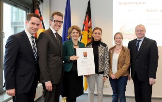 Wirtschaftsministerin Eveline Lemke überreichte in Mainz die Auszeichnung &quot;Modellregion Tourismus für Alle“ an die Vertreter der Nord- und Südeifel <span class="copy">&copy; Ministerium für Wirtschaft, Klimaschutz, Energie und Landesplanung Rheinland-Pfalz</span>