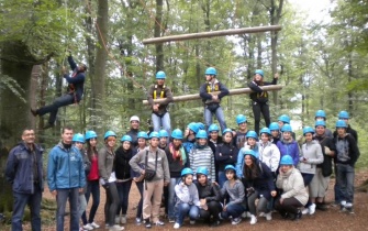 Wolfgang Düx (Naturzentrum Eifel) und Jan Lembach (Naturpark Nordeifel) (von rechts) informierten rund 30 Schülerinnen und Schüler aus Rumänien und Deutschland über die Naturerlebnisangebote in der Eifel <span class="copy">&copy; Naturpark Nordeifel</span>