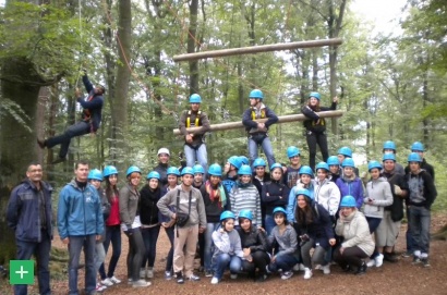 Wolfgang Düx (Naturzentrum Eifel) und Jan Lembach (Naturpark Nordeifel) (von rechts) informierten rund 30 Schülerinnen und Schüler aus Rumänien und Deutschland über die Naturerlebnisangebote in der Eifel <span class="copy">&copy; Naturpark Nordeifel</span>