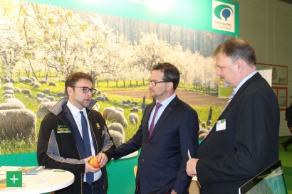 v.l. Dominik Hosters (Naturpark Nordeifel), Florian Pronold (Bundesumweltministerium), Michael Pfaff (Deutsche Mittelgebirge) <span class="copy">&copy; VDN</span>