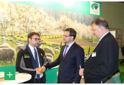 v.l. Dominik Hosters (Naturpark Nordeifel), Florian Pronold (Bundesumweltministerium), Michael Pfaff (Deutsche Mittelgebirge) <span class="copy">&copy; VDN</span>